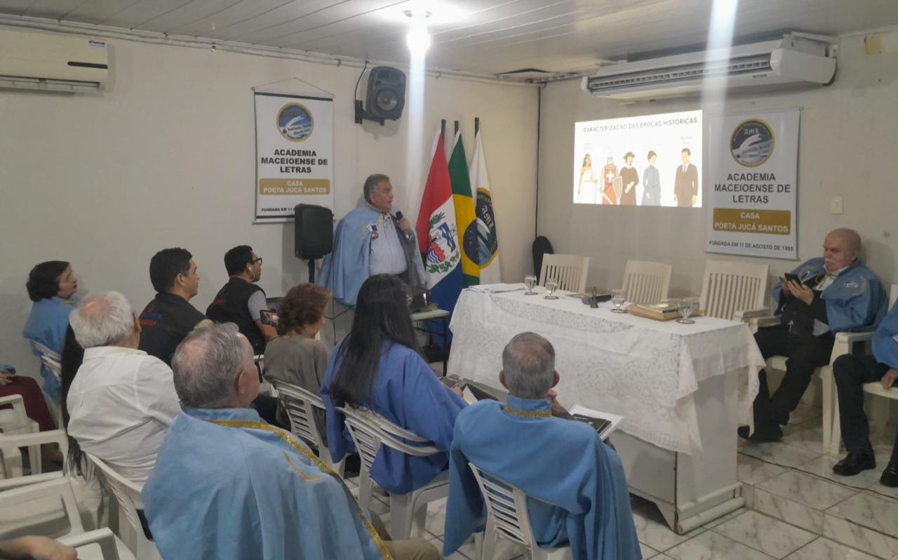 Reunião da Academia Maceioense de Letras é um Sucesso com Palestra sobre Democracia