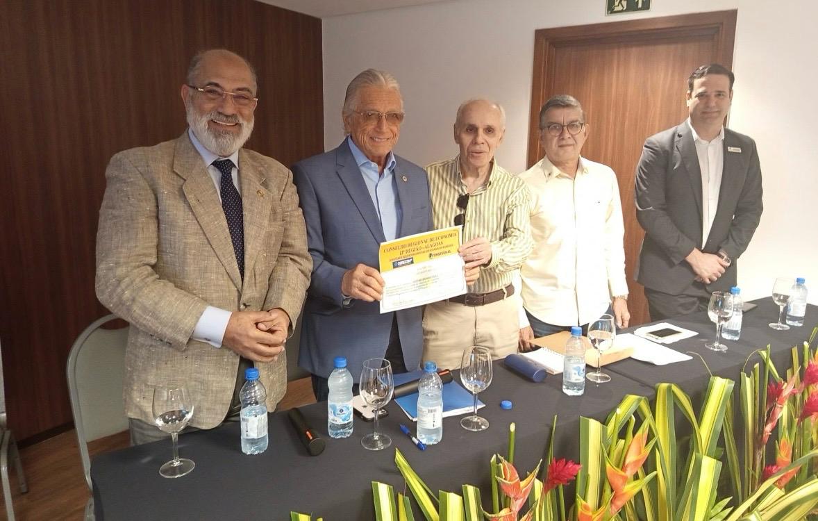Conselho e Sindicato dos economistas de AL promovem evento com premiação, debate e homenagens