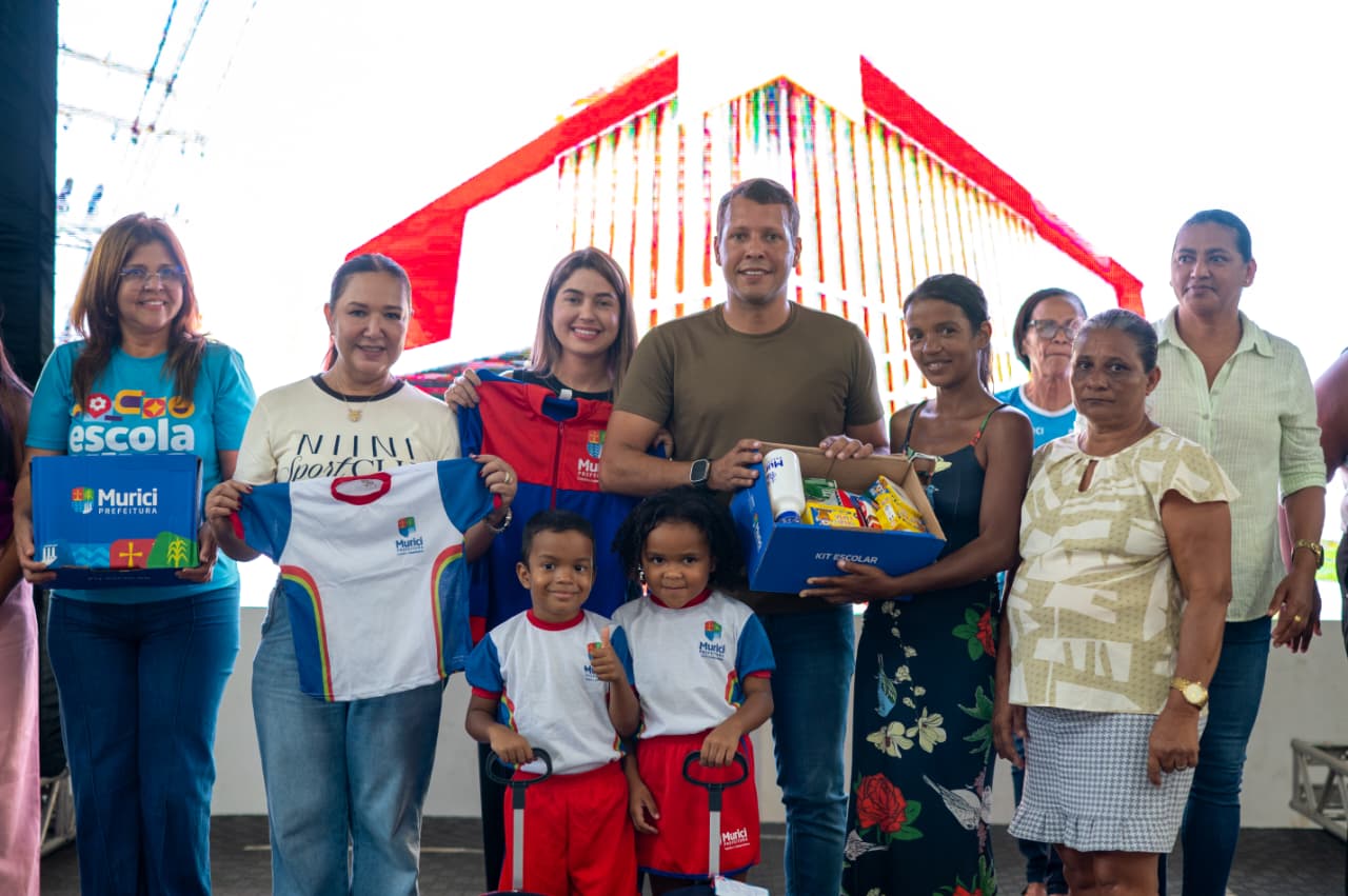 Em Murici, mais de três mil alunos da rede municipal estão sendo beneficiados com kits de material didático e fardamento completo