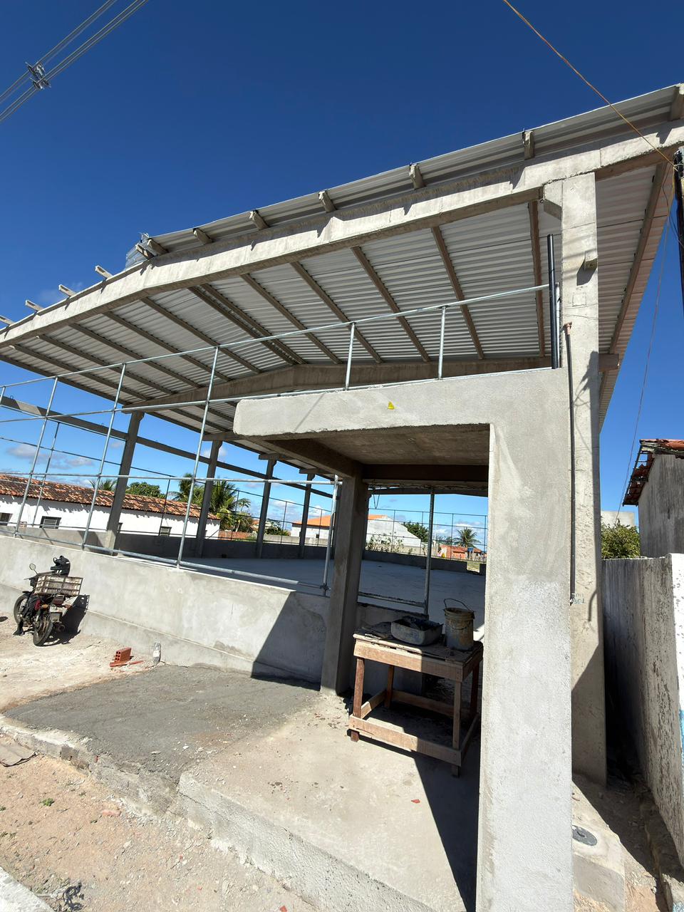 Em Delmiro Gouveia, obras das quadras poliesportivas de Caraíbas do Lino e Alto Bonito entram em fase final