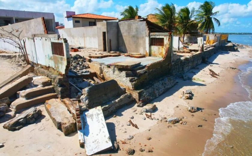 Sobre o avanço do mar em Alagoas, especialista alerta: "Precisamos mudar os projetos de proteção costeira"