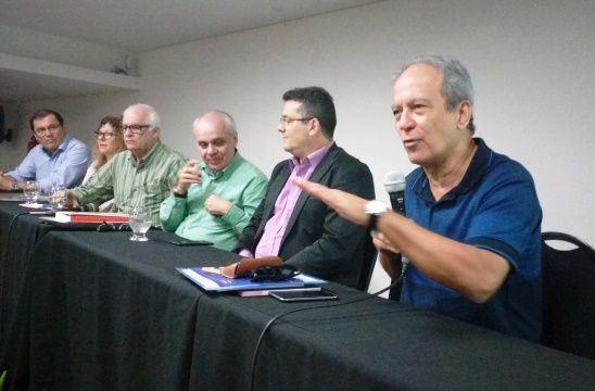 Economistas afirmam que palestra com governador foi adiada