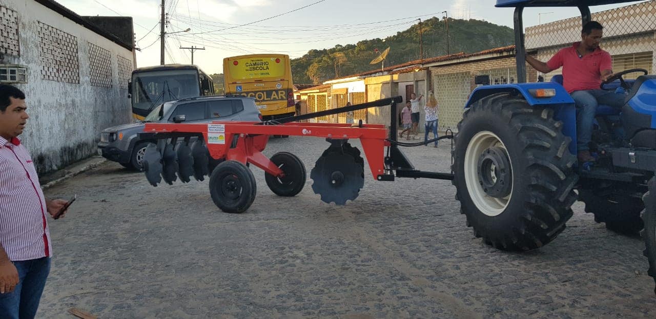 Vereador bocamatense anuncia trator para fortalecer homem do campo  