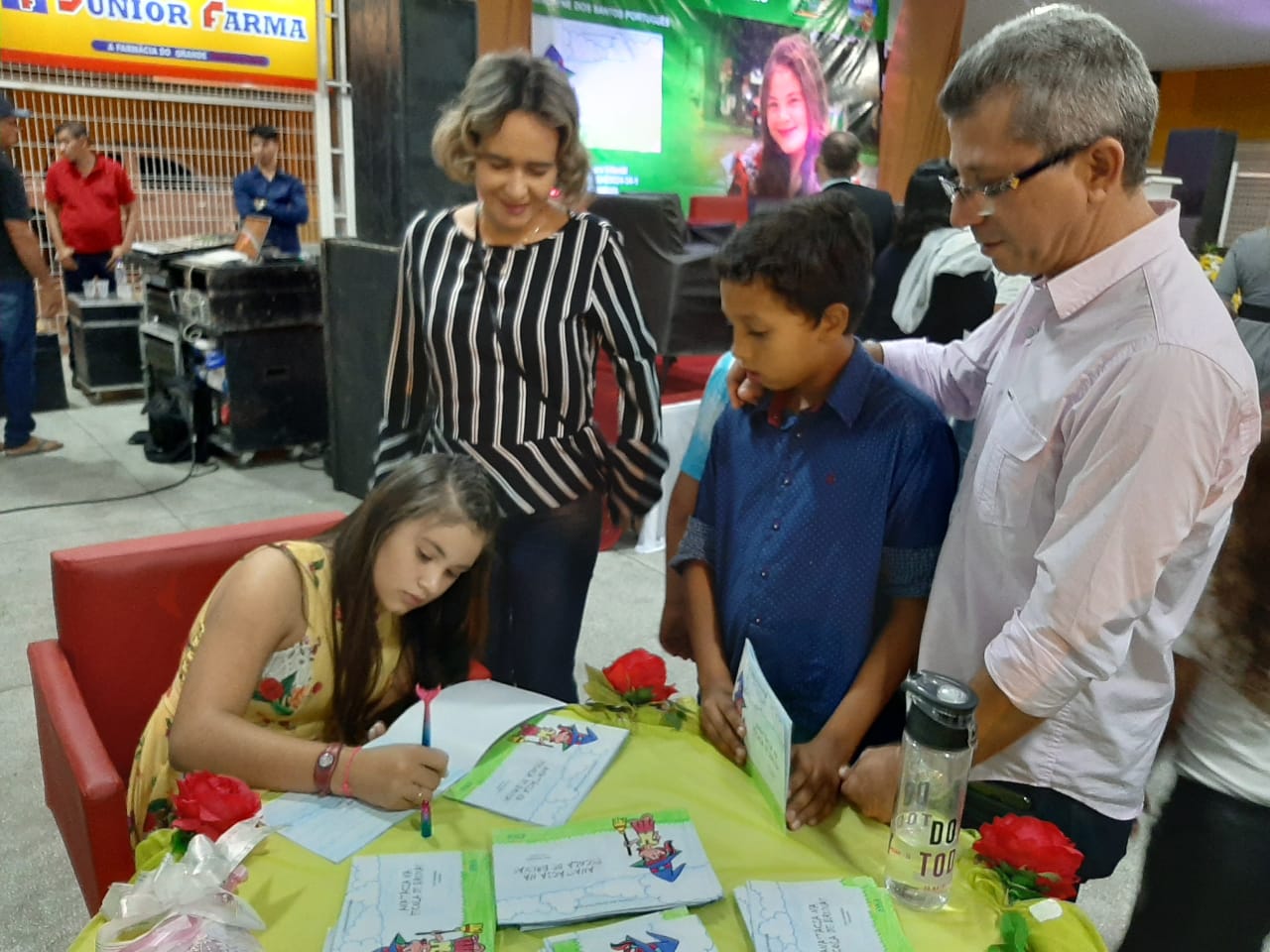 Alagoana de apenas 10 anos, lança livro em meio às festividades de seu município