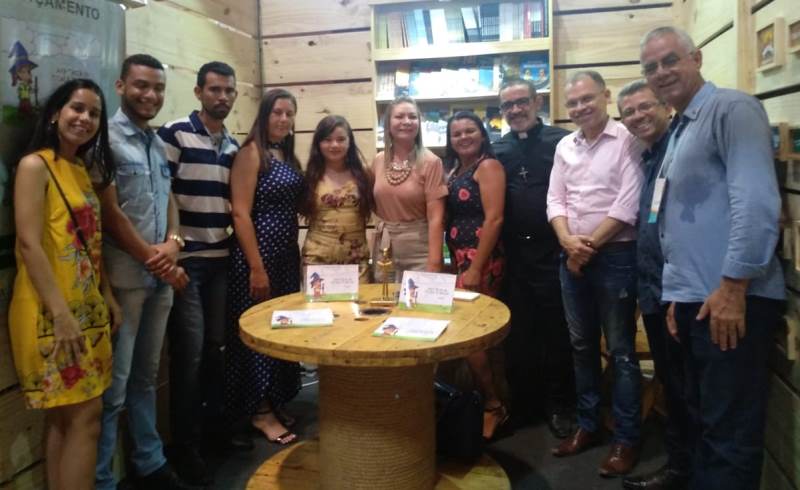 Escritores e estudantes de Major Izidoro comemoram apoio recebido na Bienal do Livro