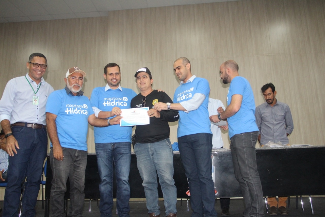 Agricultores sertanejos recebem em Delmiro documento para o uso do Canal do Sertão