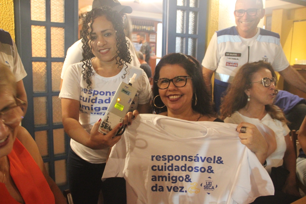 Lei Seca Alagoas é aplaudida ao realizar ação educativa em bar na capital