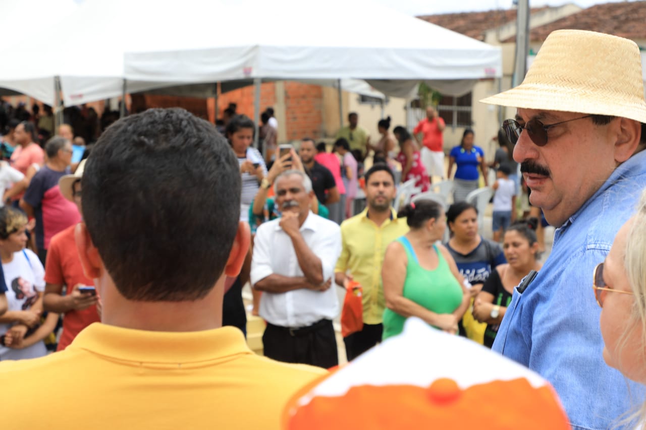 Prefeito leva toda administração pública em pleno sábado para atender na periferia da cidade
