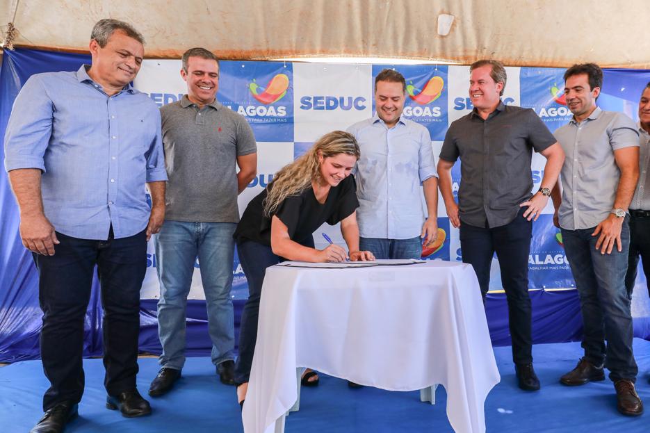 Marx Beltrão participa do lançamento do Pró-Estrada em Jequiá da Praia