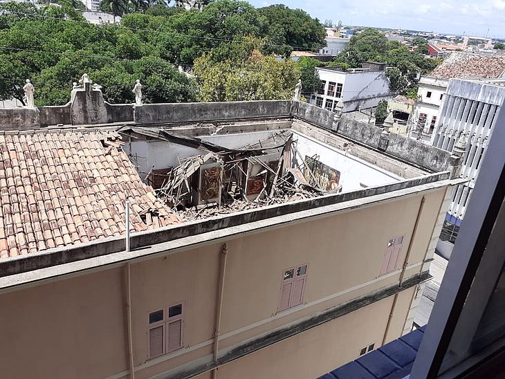 DESABAMENTO – Parte do teto do Museu Pierre Chalita cai e destrói obras de arte
