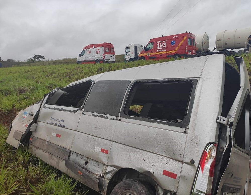 ACIDENTE - Transporte utilizado pela Sesau para locomover pacientes capota