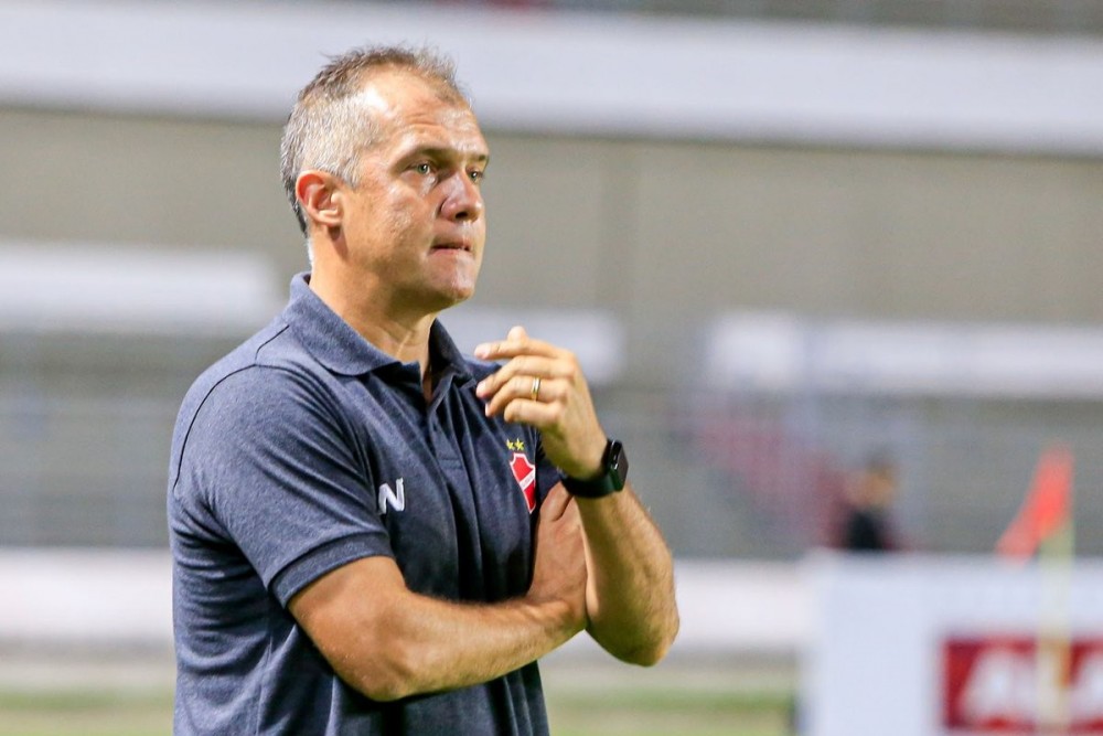 CSA - Eduardo Baptista desembarca e já comanda treino da equipe