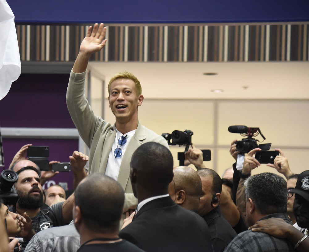 AEROHONDA! Craque japonês é recebido por  torcida do Botafogo no Galeão