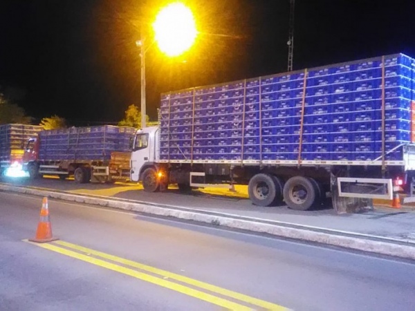 PEGOS NO FLAGRA! - PRF autua transporte clandestino de frangos em trecho da AL-110