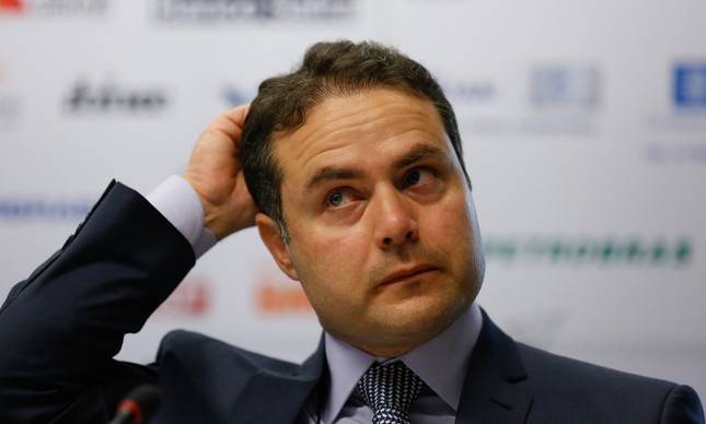 PREFERIU ALUGAR - Com carros novos à disposição, Governador opta por serviço privado