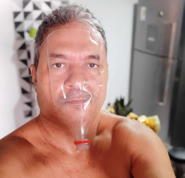 Ronaldo da Paz, o homem do “Bronca Geral” cria máscara contra o vírus da “moda”