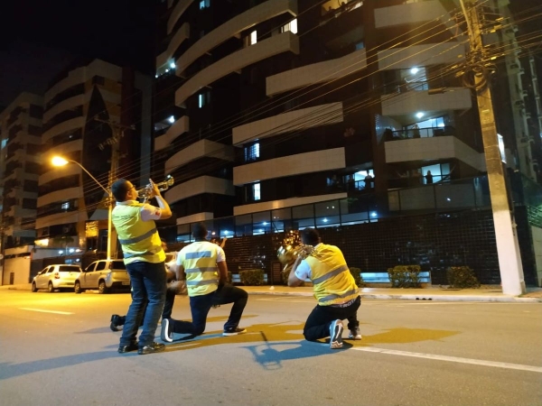 ÂNIMO EM TEMPOS DE CRISE - Ronda no Bairro leva música para maceioenses em isolamento social