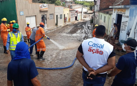 SANTANA DO IPANEMA - Casal participa de limpeza das ruas atingidas por enchente
