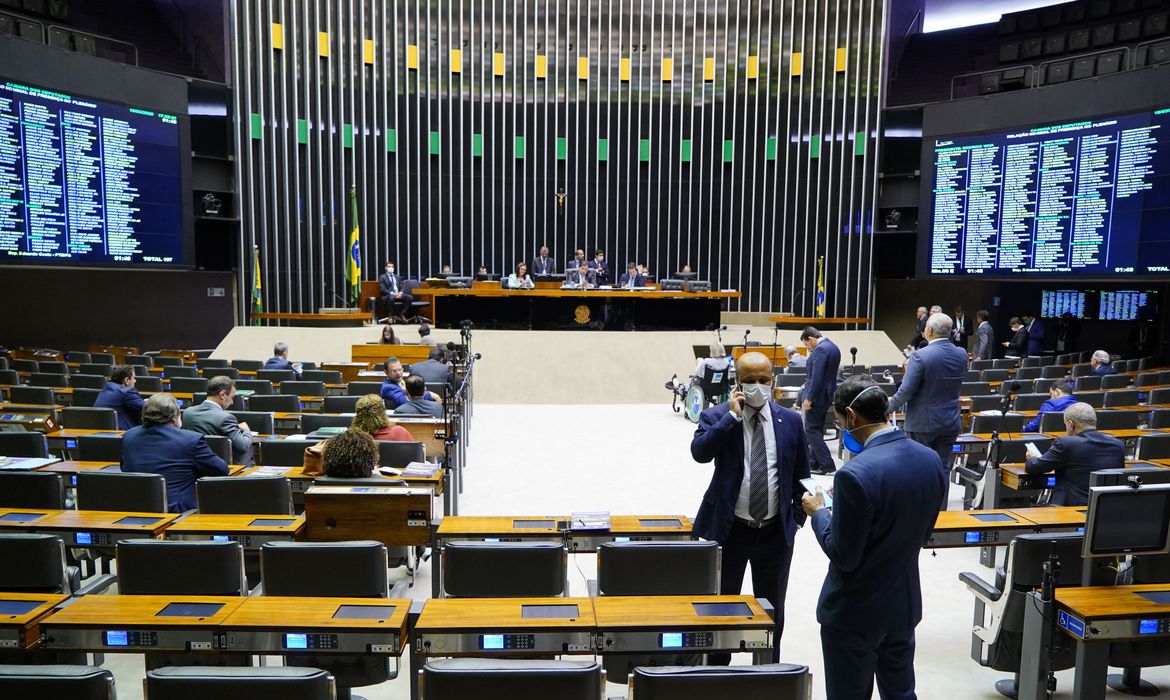 COVID-19 - Câmara aprova auxílio de R$ 600 mensal para trabalhador informal 