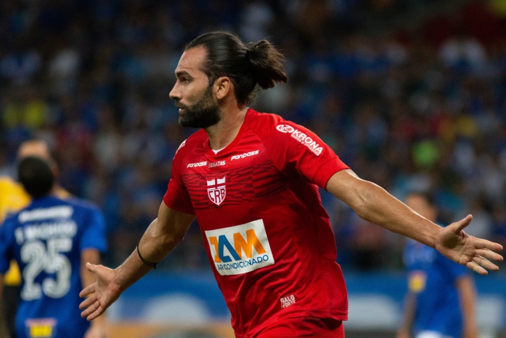 MUDA O GALO, MAS RAPOSA AINDA APANHA