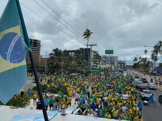 AMEAÇA À SAÚDE - Manifestantes ignoram coronavírus e realizam ato pró-Bolsonaro