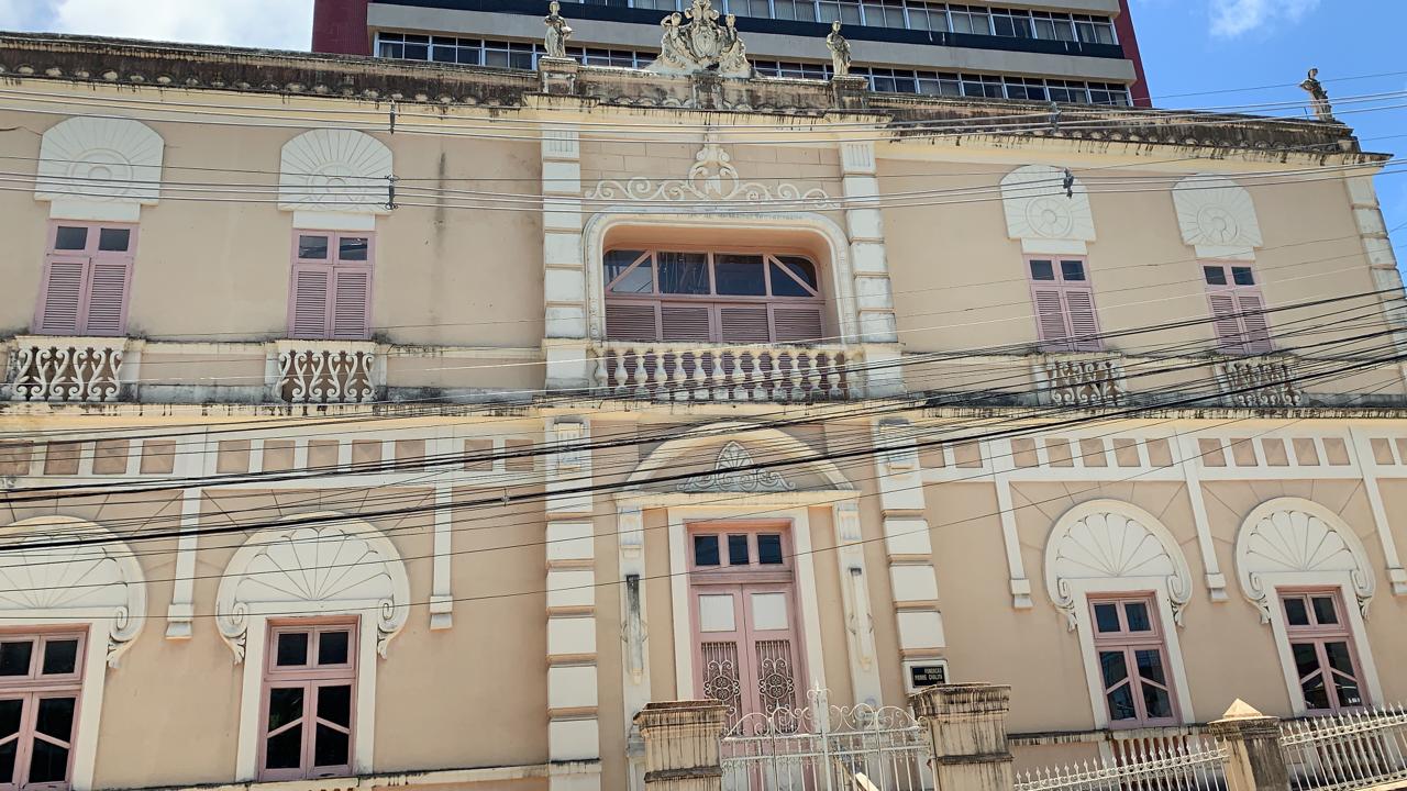 SUSTO! Após teto desabar, escultura do Museu Pierre Chalita também ameaça cair