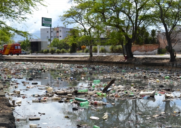 CHOVEU, ENCHEU! - Salgadinho enche e leva mais entulhos à Praia da Avenida