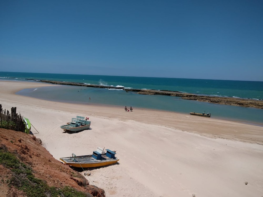 PRAIAS VAZIAS - Pessoas são orientadas ao isolamento social; medida adota em combate ao coronavírus