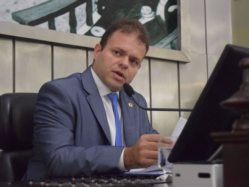 “MOVIMENTO AZUL” - Léo Loureiro menciona Dia Internacional da Conscientização do Autismo