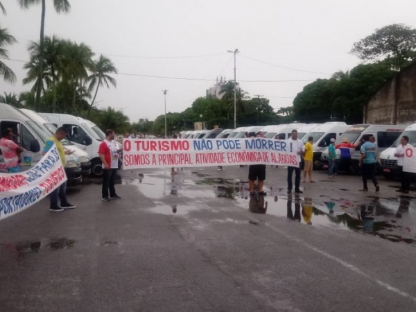 DURANTE PANDEMIA - Profissionais do transporte turístico de Alagoas cobram apoio do governo