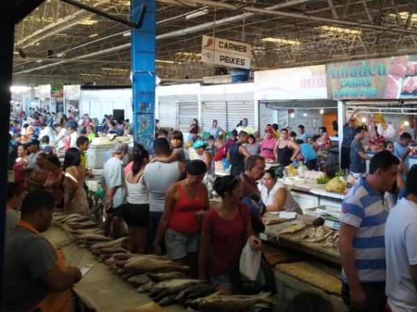 E A QUARENTENA? - Mercado da Produção fica lotado nesta quarta-feira, 8