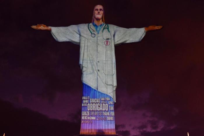 "OBRIGADO, GRACIAS, THANK YOU" - Projeção veste jaleco no Cristo Redentor em homenagem aos profissionais que combatem Covid-19