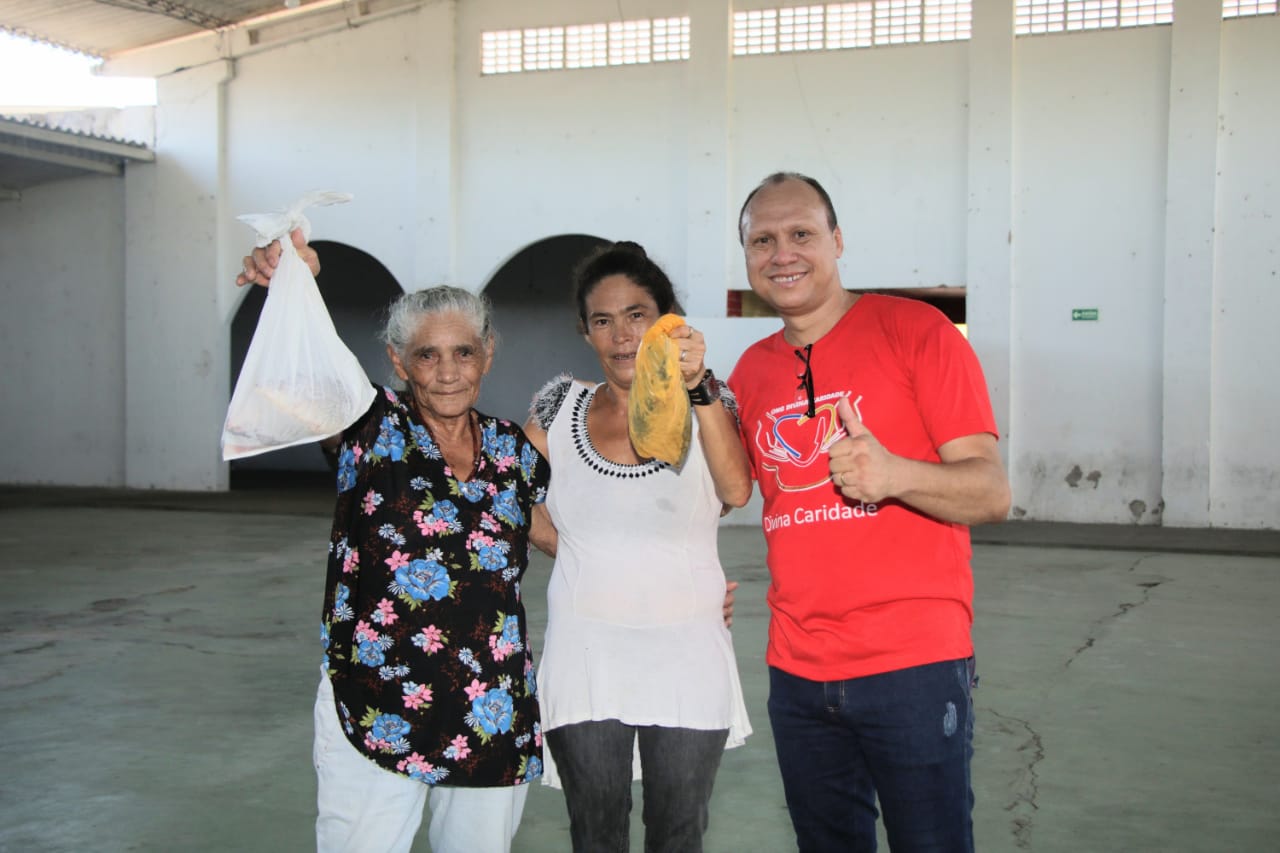 BOA PÁSCOA! - ONG Divina Caridade distribui peixes a população carente de Maribondo