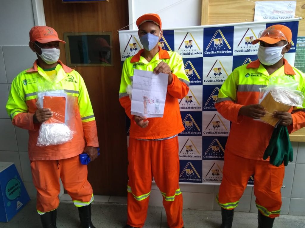 BOA AÇÃO - Crianças homenageiam garis por trabalho durante pandemia