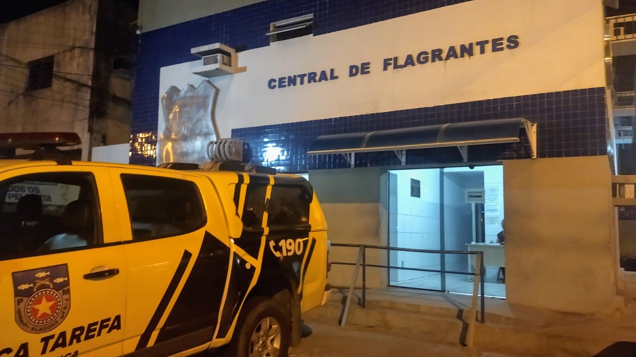 VERGONHA! Mulher é presa por abandonar 5 filhos e sair para beber