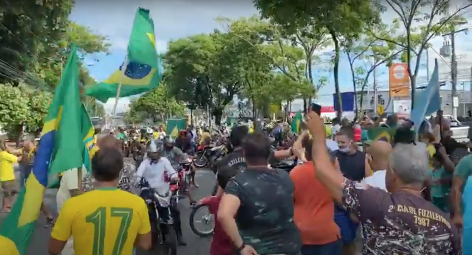 DIA DO EXÉRCITO - Manifestantes se aglomeram em frente a quartéis para pedir intervenção militar e fim do isolamento