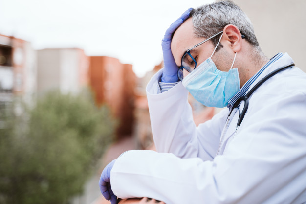 HERÓIS DESVALORIZADOS - Governo Federal atrasa pagamento a profissionais da saúde residentes