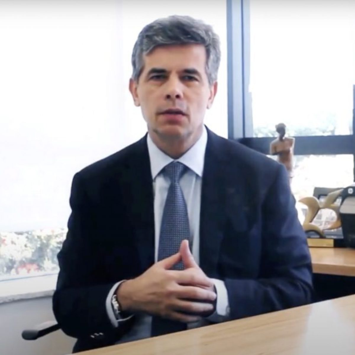 SAI MANDETTA, ENTRA TEICH - Temos um novo Ministro da Saúde