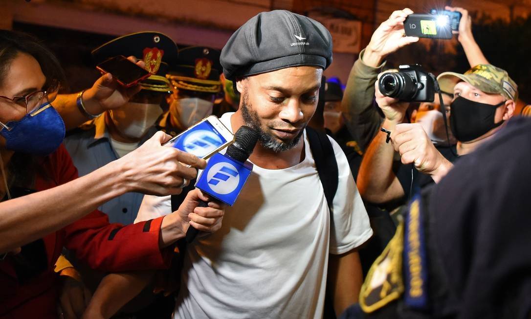 “DIBRANDO” A PRISÃO - Ronaldinho Gaúcho paga fiança e deixa prisão no Paraguai