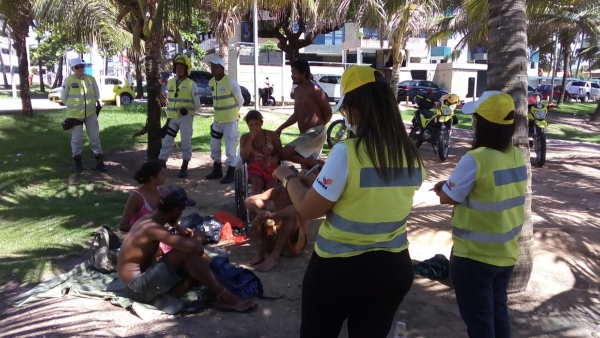 COMO SE PREVENIR DO CORONAVÍRUS – Ronda no Bairro orienta população em situação de rua