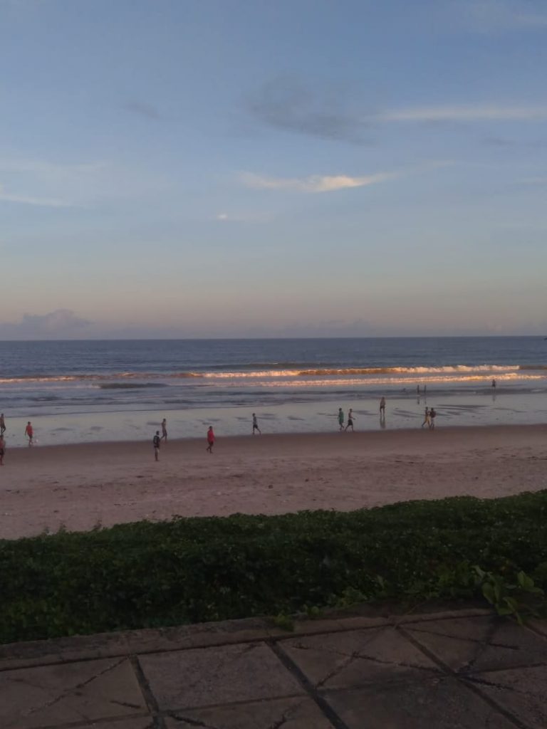 NÃO ESTÃO LEVANDO A SÉRIO  - Fiscalização dispersa jogos de futebol na orla e orienta comerciantes