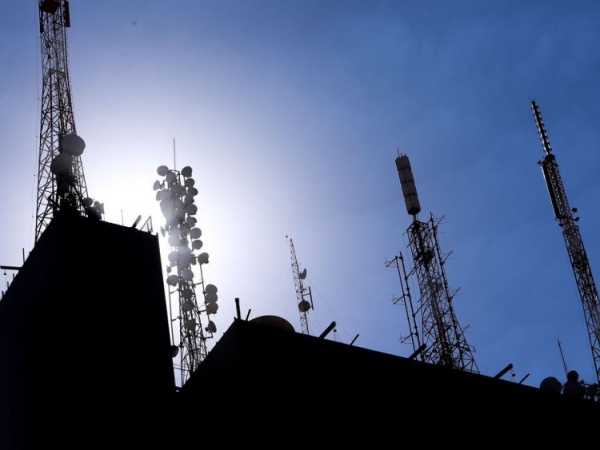 ESTÃO DE OLHO - Governo usará dados de teles para monitorar circulação de pessoas