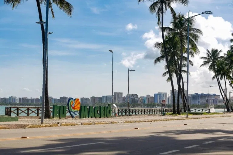 ESPAÇOS PÚBLICOS: ir à praia está proibido em Alagoas até 20 de maio para conter coronavírus