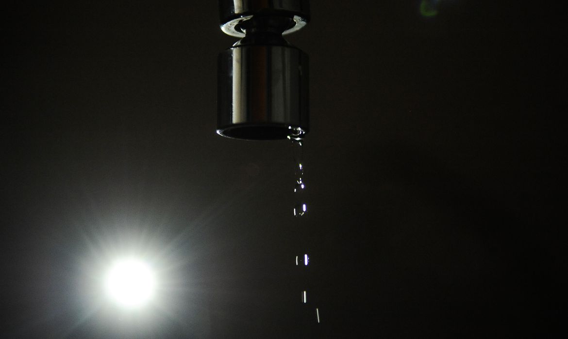 TENHA CAUTELA! Quarentena poderá aumentar consumo residencial de água e energia