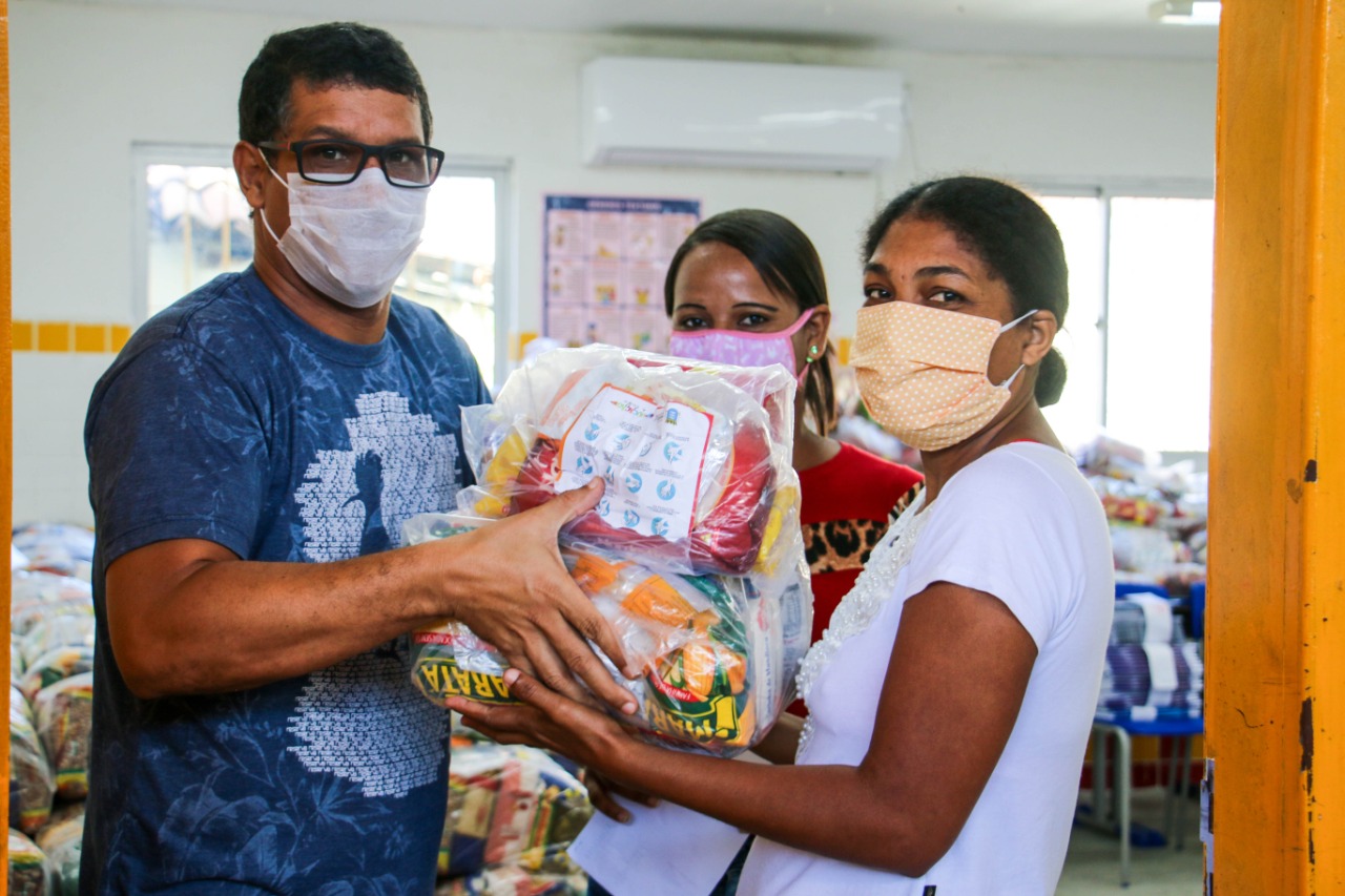 FOME NUNCA - Famílias de alunos de escolas municipais recebem kits de merenda em Marechal Deodoro