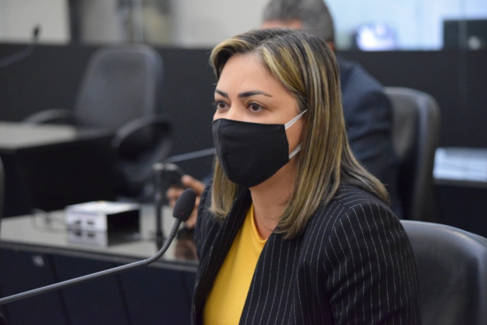 Flávia Cavalcante cobra abertura de hospital e Centro de Triagem na região Norte
