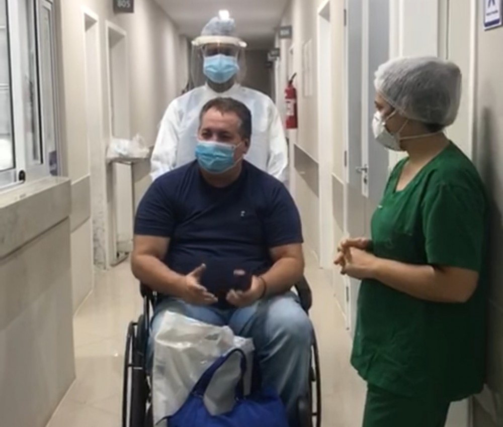 Prefeito deixa Santa Casa de Maceió depois de 10 dias se livrando do coronavírus