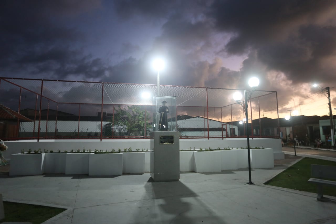 TRABALHO - Prefeitura de Marechal entrega nova praça Padre Cícero no Bosque dos Cajueiros