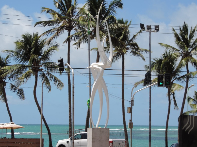 DESCASO - Orla de Maceió é repleta de obras de arte, mas pobre de infraestrutura