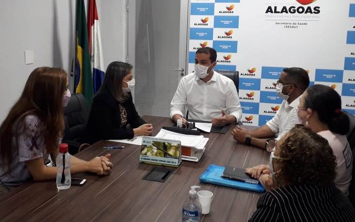 Deputada Flávia reivindica secretário ampliação de políticas públicas para fibromiálgicos em AL